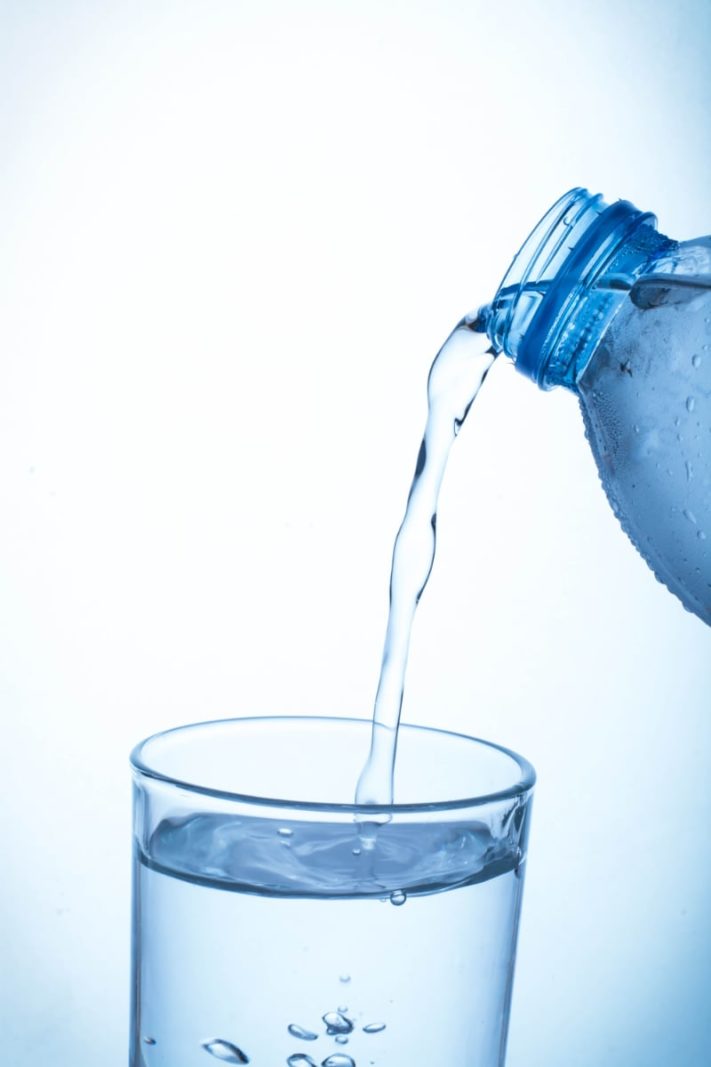 bottiglia e bicchiere d'acqua